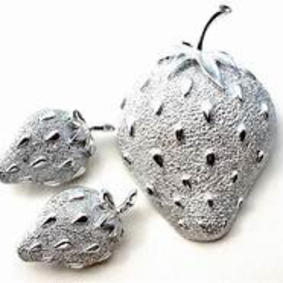 Sarah Coventry Jewelry - VINTAGE SARAH COVENTRY Set Brooch Earrings Clip Strawberry Pin and Clip Earrings